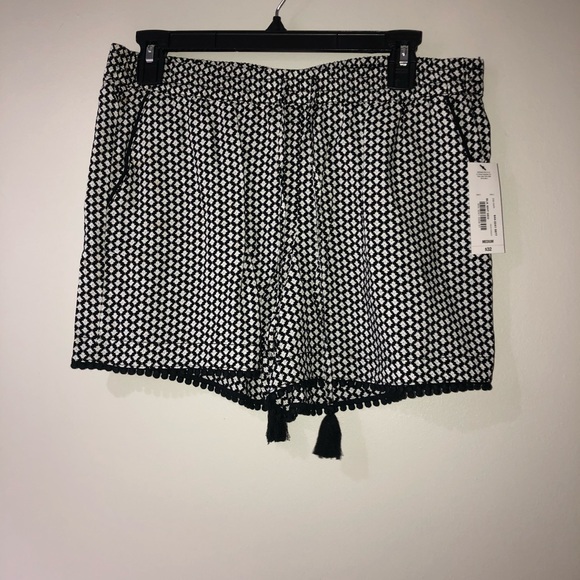 Black & White Pattern  Flowy Shorts NWT - Picture 2 of 5